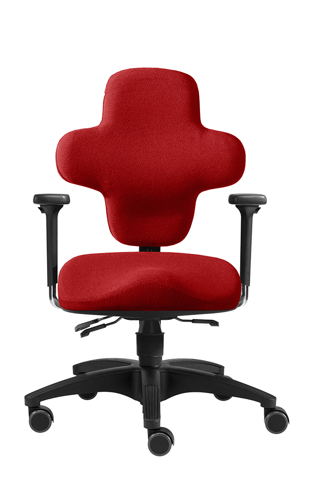 Roter ergonomischer Bürostuhl mit kreuzförmiger Rückenlehne, Sattelsitz und schwarzen Armlehnen auf weißem Hintergrund. Von SITWELL STEIFENSAND