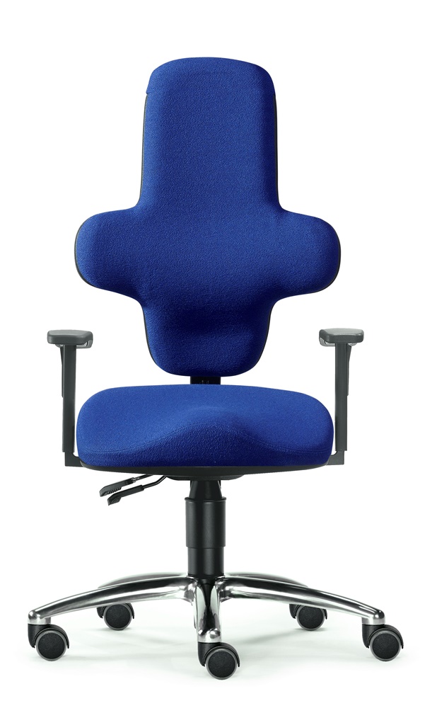 Blauer SITWELL Bürostuhl mit ergonomischem Sattelsitz, kreuzförmiger Rückenlehne und verchromtem Fußkreuz.